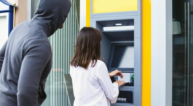 Lors des retraits au bancomat, la vigilance doit être la règle. 123RF