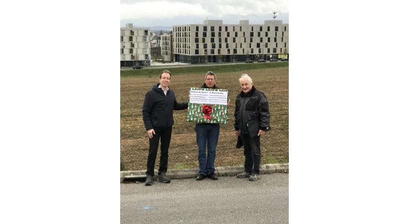 Des membres de l’association Sauvegardons Crissier ont déposé un «cadeau de Noël» à la Municipalité de Crissier, le 2 décembre, soit 350 oppositions au plan de quartier En Chise. DR