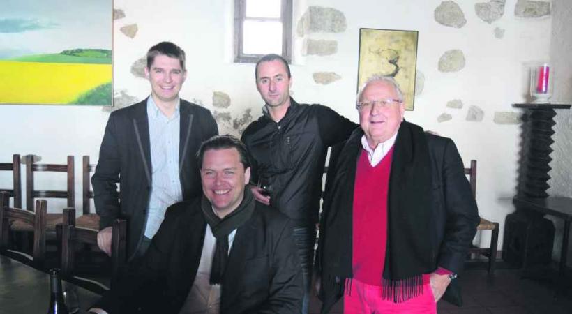 De gauche à droite, Nicolas Joss, directeur de l'OVV, assis Andreas Larsson, Cyril Séverin du Domaine du Daley et Pierre Keller, président de l'OVV. 