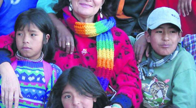 Marianne Sébastien parmi ses petits protégés au Pérou. 